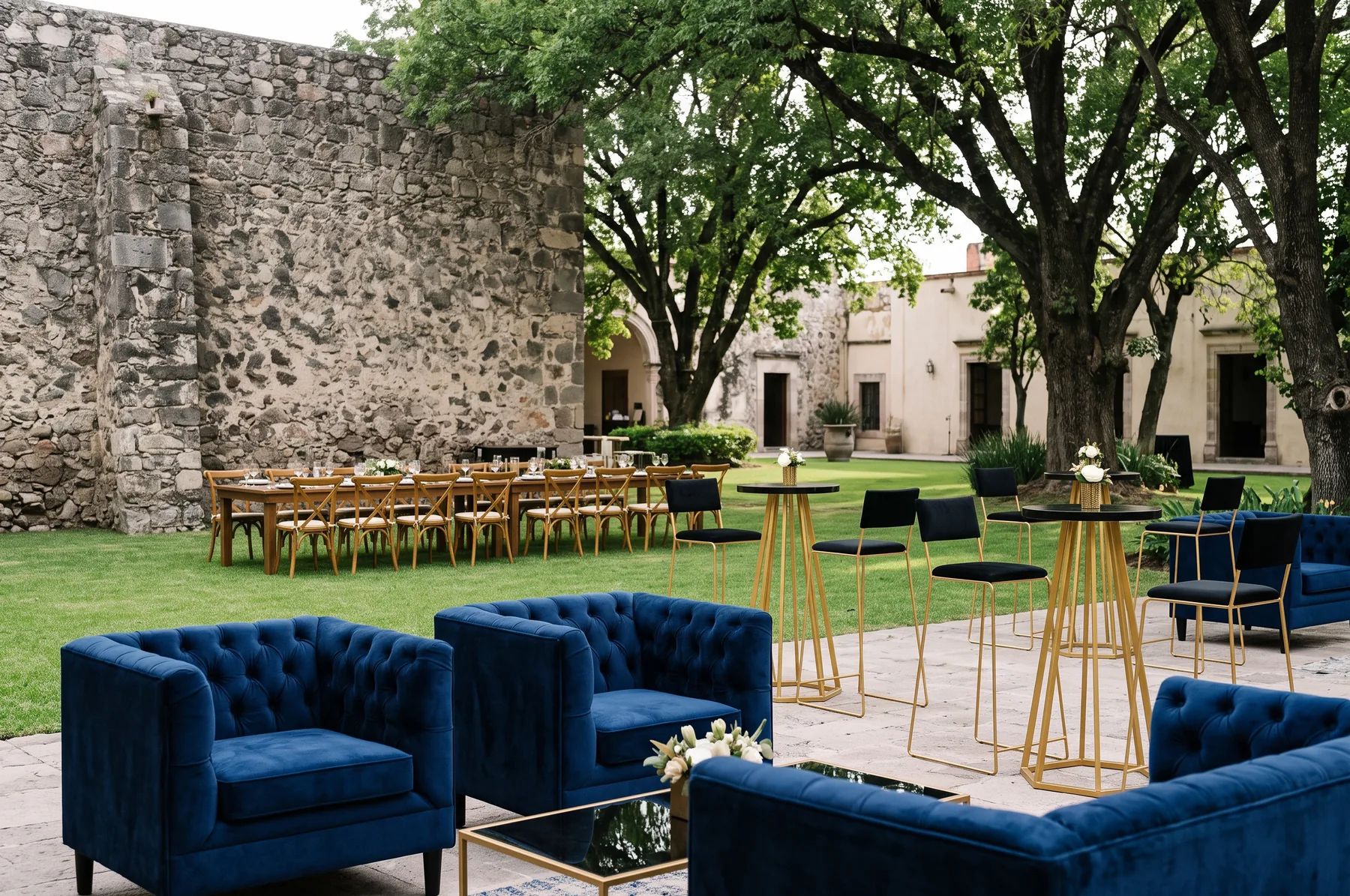 Lounge con sillones navy, periqueras hexagonales con bancos Smith ónix y mesa larga al fondo.